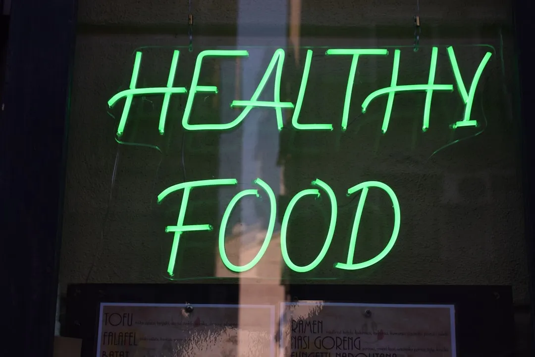 Um sinal de néon verde que diz comida saudável