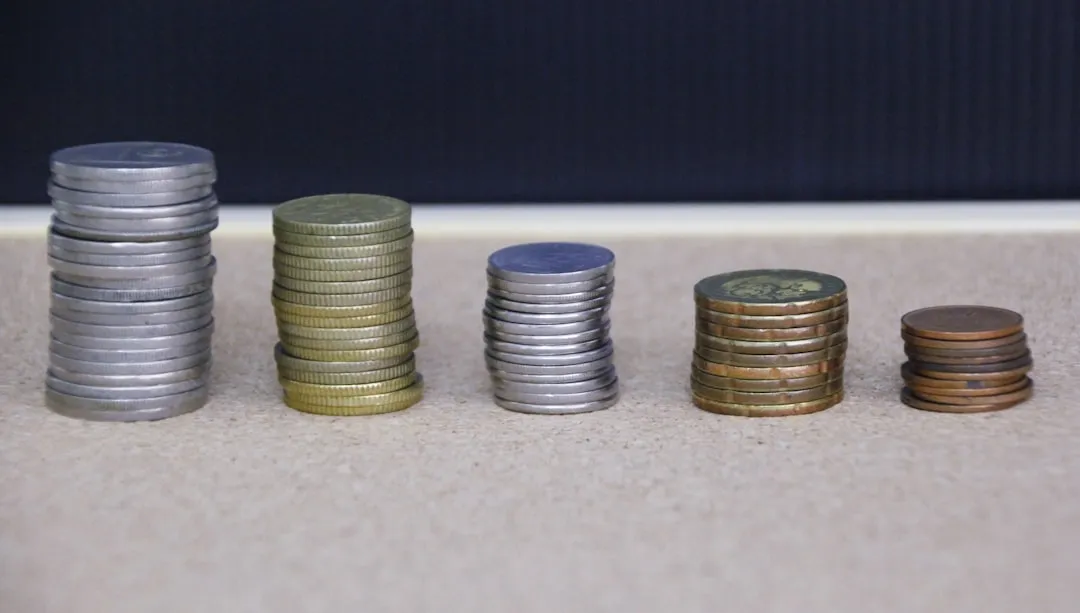 Moedas redondas de prata e ouro