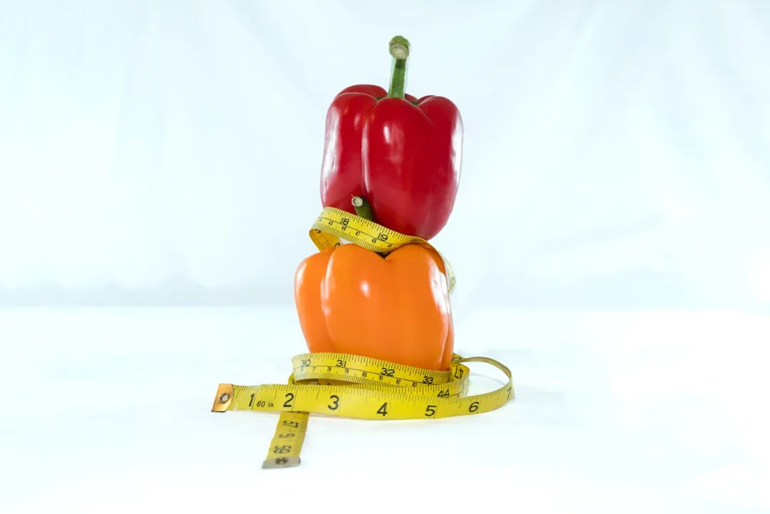 Uma pimenta vermelha sentada em cima de uma fita métrica