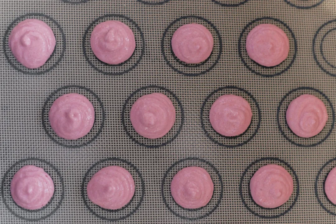 Têxtil de bolinhas preto e rosa