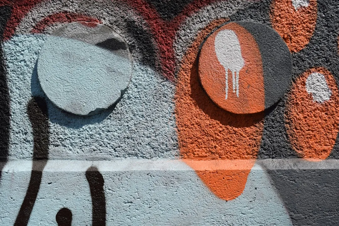 A arte colorida de graffiti é pintada em uma parede.
