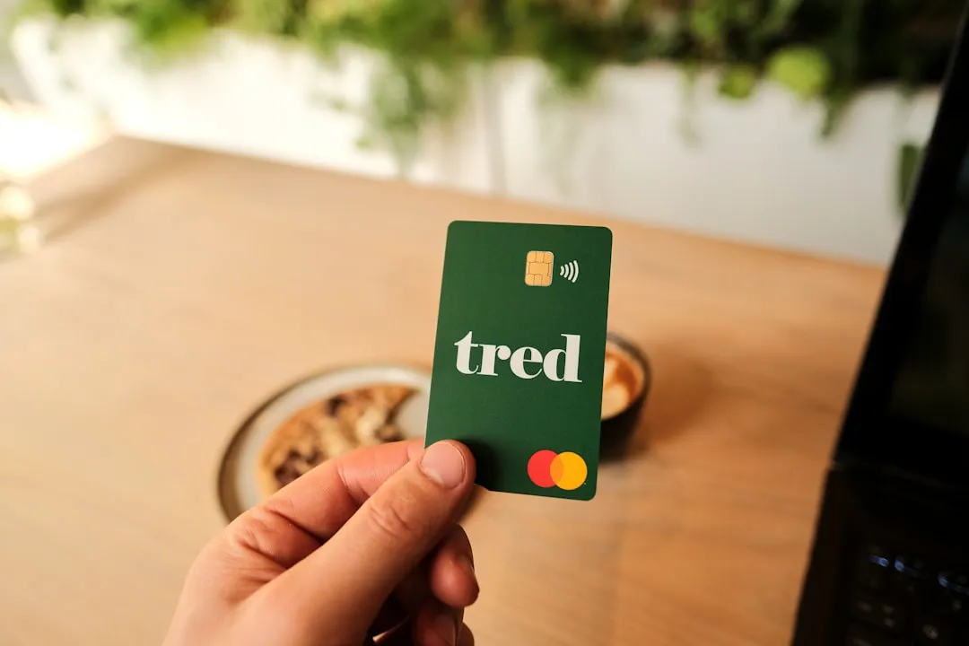 Uma pessoa segurando um cartão de crédito com a palavra experimentada Uma pessoa segurando um cartão de crédito com a palavra experimentada