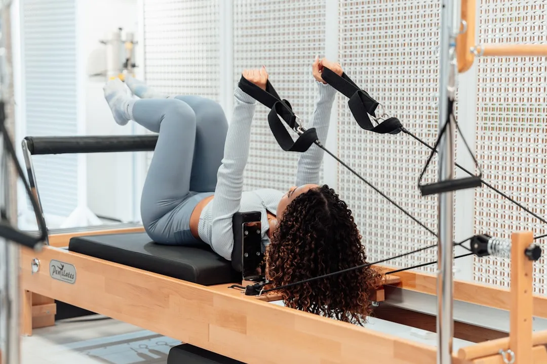 Uma mulher está fazendo exercícios em uma máquina de remo Uma mulher está fazendo exercícios em uma máquina de remo