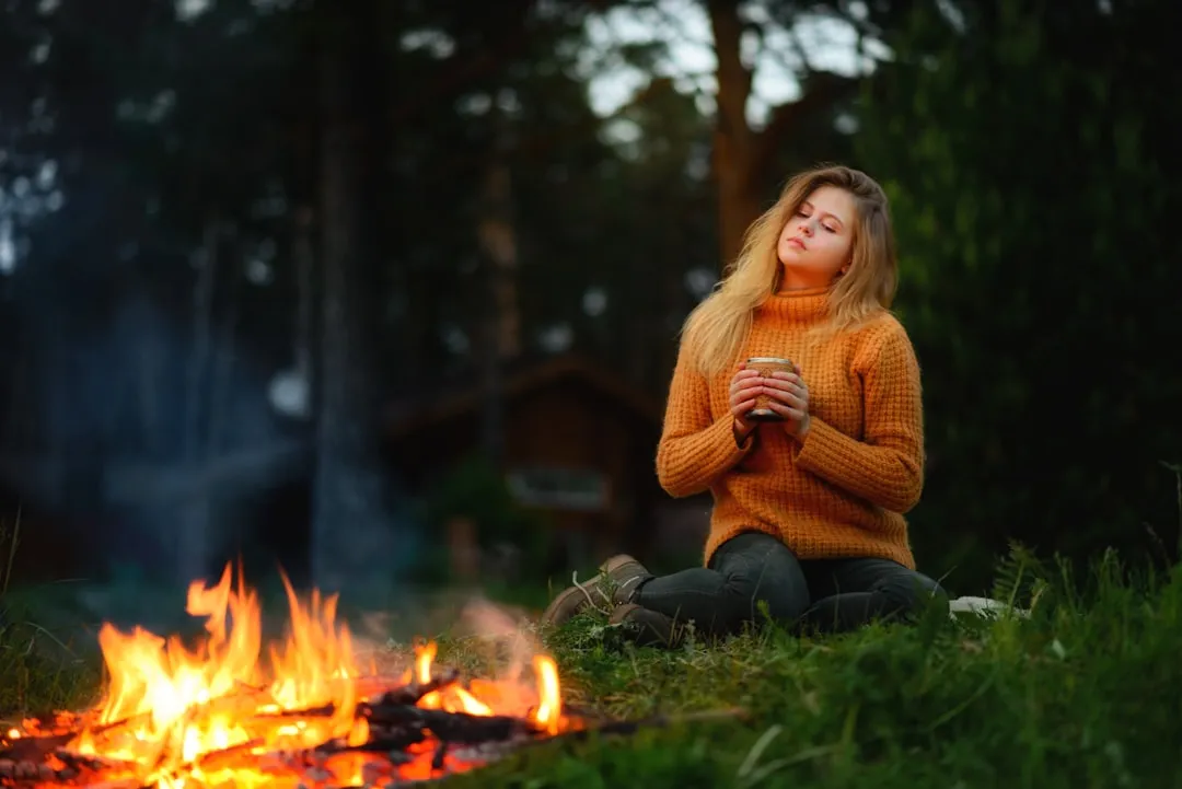 Mulher segurando copo descartável