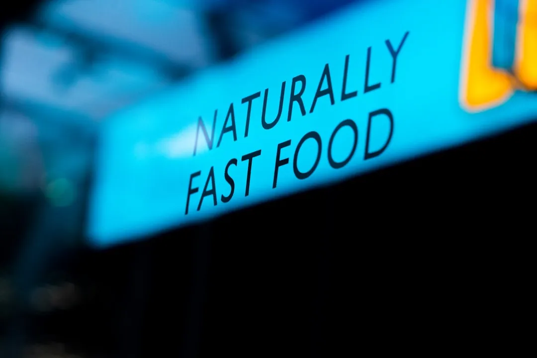 Prato com salmão, abacate e vegetais, representando uma alimentação anti-inflamatória