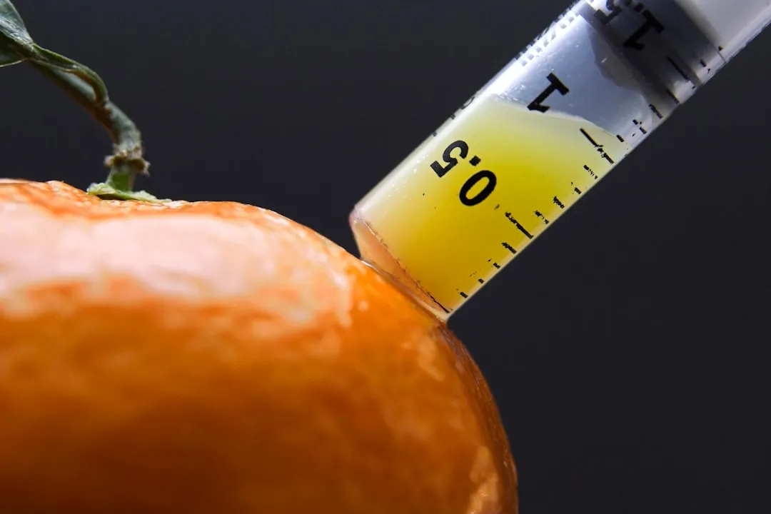 Uma maçã com um termômetro saindo dela, simbolizando a febre ou inflamação que a alimentação pode combater