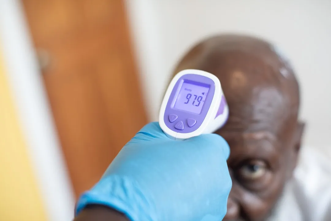 Uma pessoa vestindo um uniforme médico