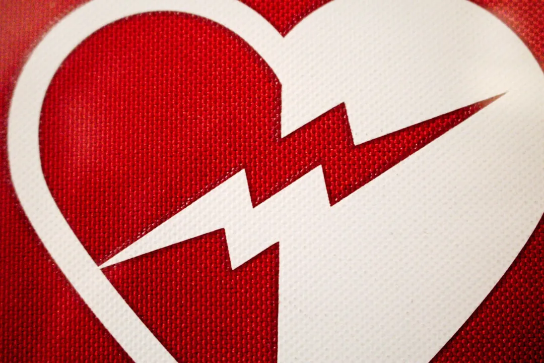 Um coração com um raio nele