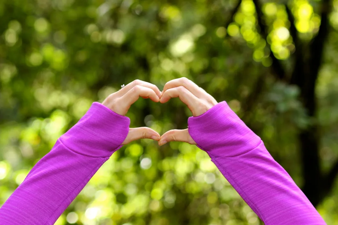 Mão humana formando mão durante o dia