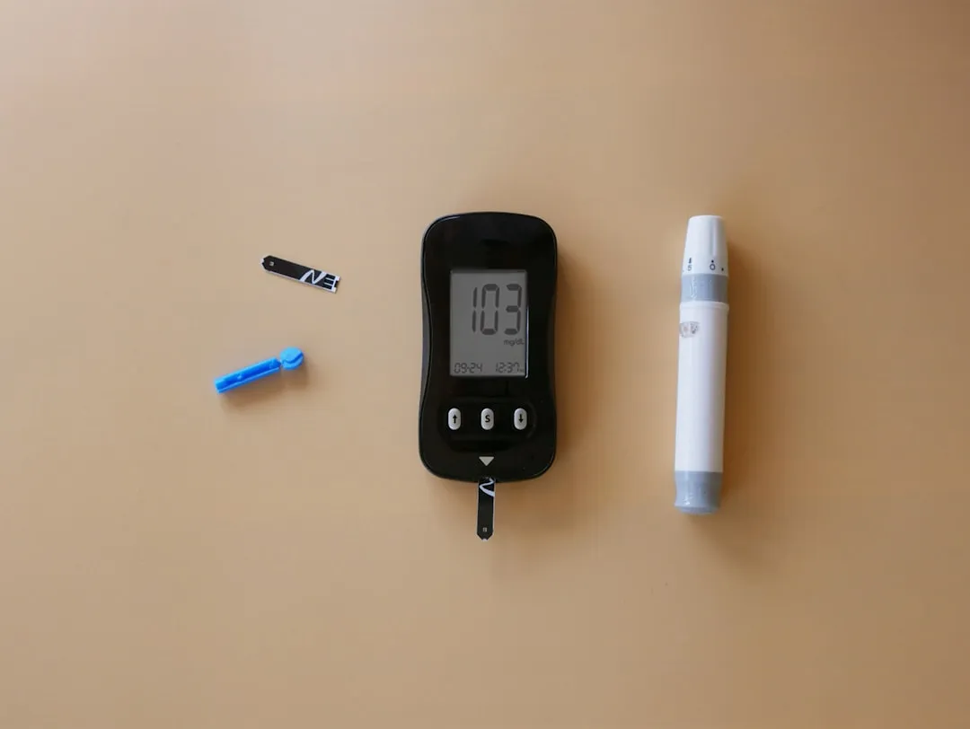 A medição da temperatura é a chave para o monitoramento da ovulação. Um termômetro digital, simbolizando a medição precisa da temperatura corporal basal.