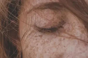 O bem-estar emocional pode melhorar a saúde da pele?